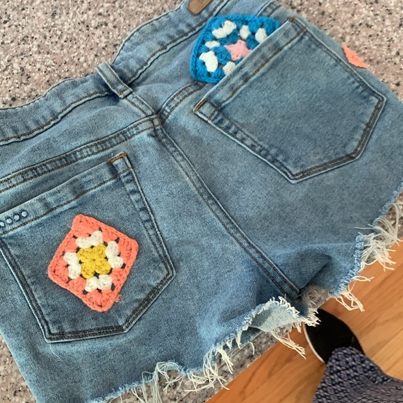 Blank NYC jean shorts w/crocheted accents. Front/back pockets. Zipper size 14 - Picture 8 of 12